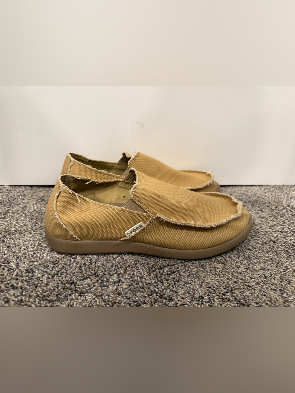 Crocs Men's Santa Cruz Slip-On loafer in khaki size 9 EUC